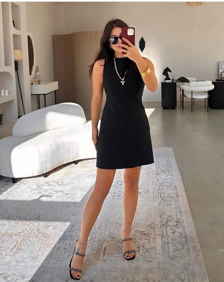 Şık Ve Zamansız Siyah Mini Elbise