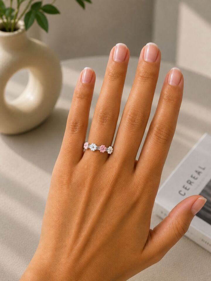 Pembe Beyaz Çiçekli Silver Çelik Yüzük