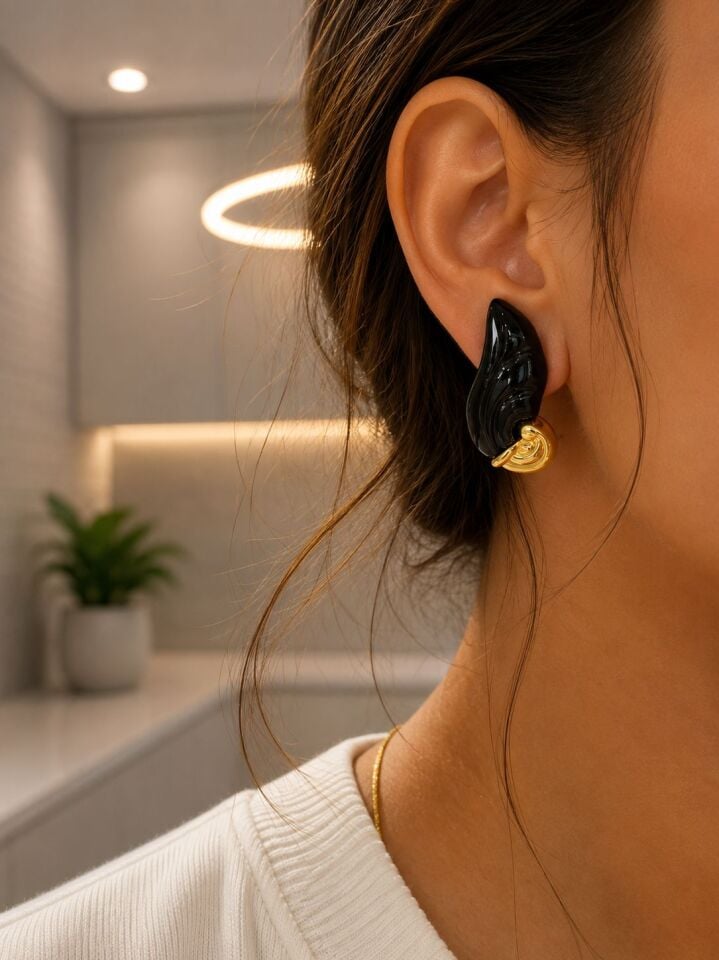 Siyah Gold Detaylı Klipsli Küpe