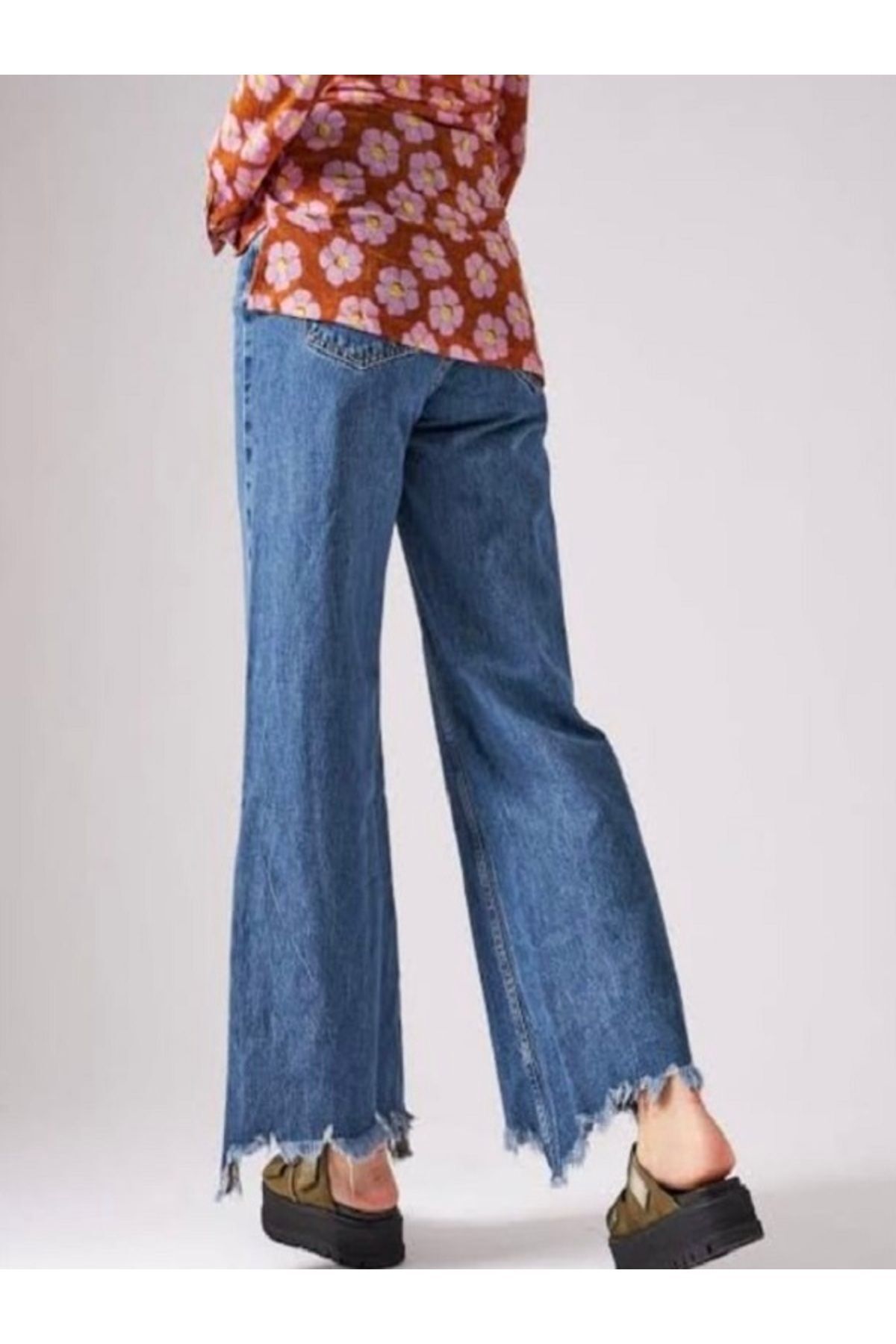 Paça Kısmı Yırtık Detaylı  Cepli Kot Pantolon Mavi