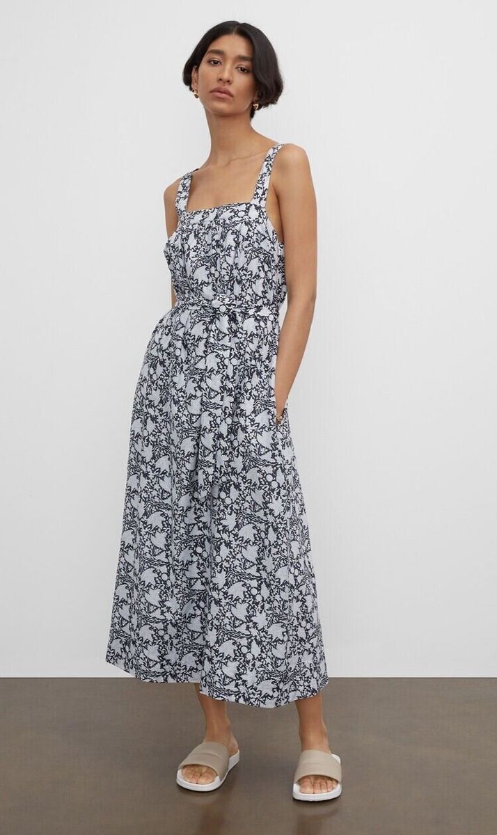 Doğal Şıklığın Temsilcisi Askılı Çiçek Desenli Elbise