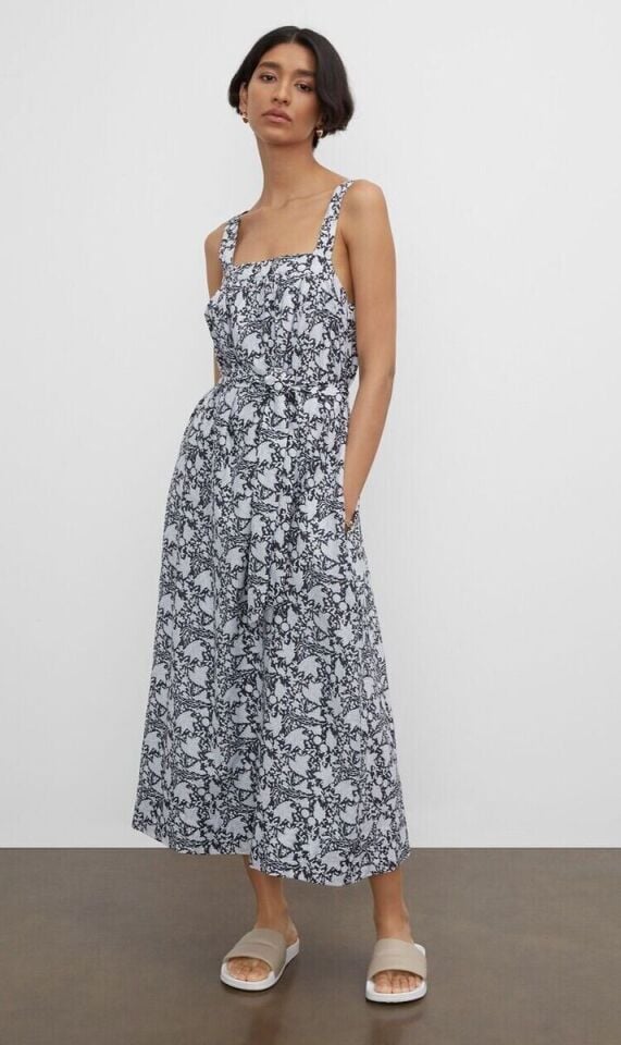 Doğal Şıklığın Temsilcisi Askılı Çiçek Desenli Elbise