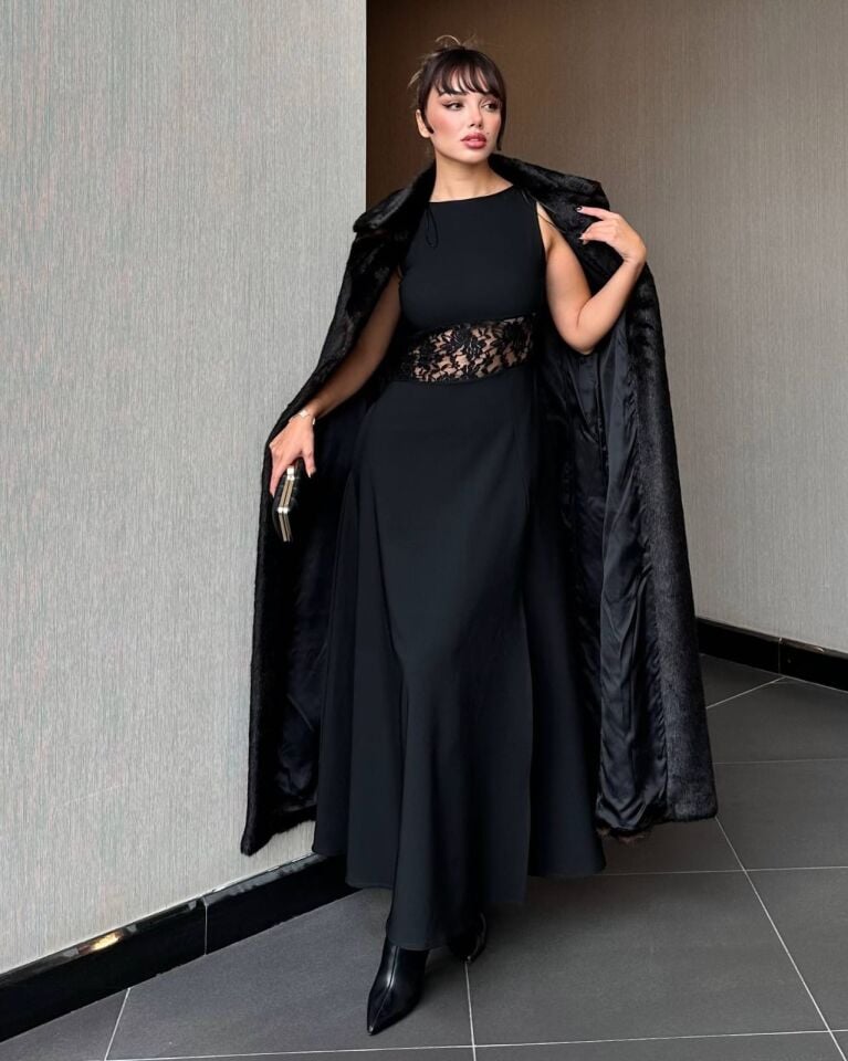 Dantelli Yırtmaç Detaylı Krep Kumaş Siyah Elbise