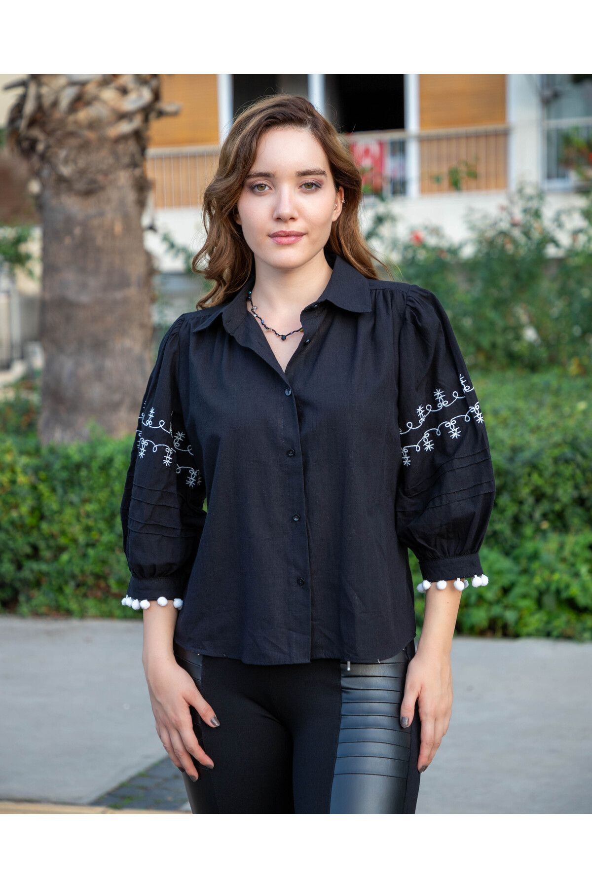 Balon Kol Ponpon Detaylı Beyaz Motif Desenli Önü Düğmeli  Gömlek Siyah