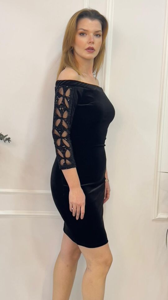 Omuz Dekolteli İşlemeli Kol Detaylı Kadife Elbise