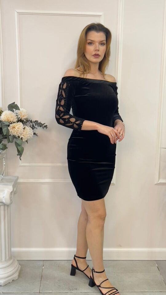 Omuz Dekolteli İşlemeli Kol Detaylı Kadife Elbise