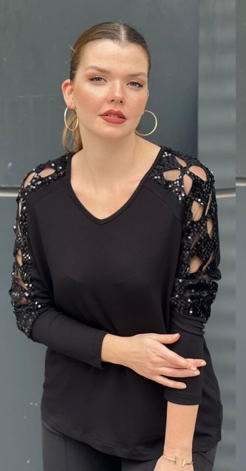 Simli Detaylı Omuz Dekolteli Siyah Bluz