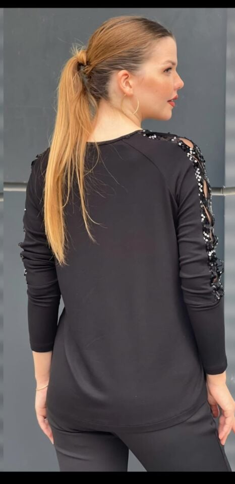 Simli Detaylı Omuz Dekolteli Siyah Bluz