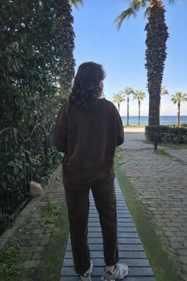 Asimetrik Detaylı Kadife Dokulu İkili Takım