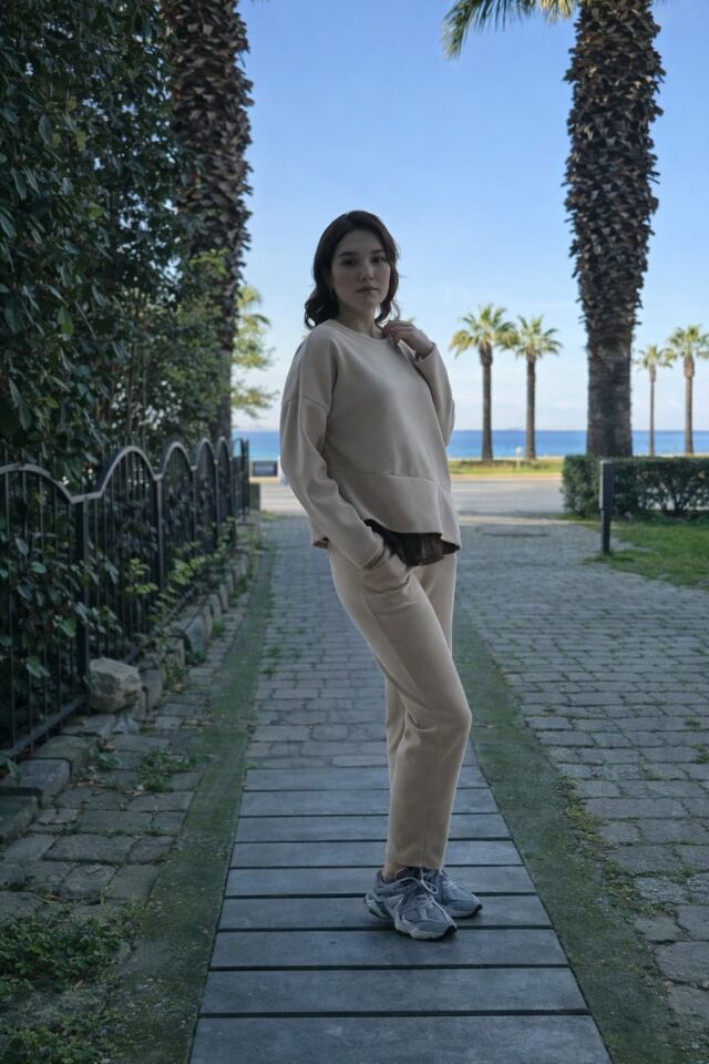 Asimetrik Detaylı Kadife Dokulu İkili Takım Bej