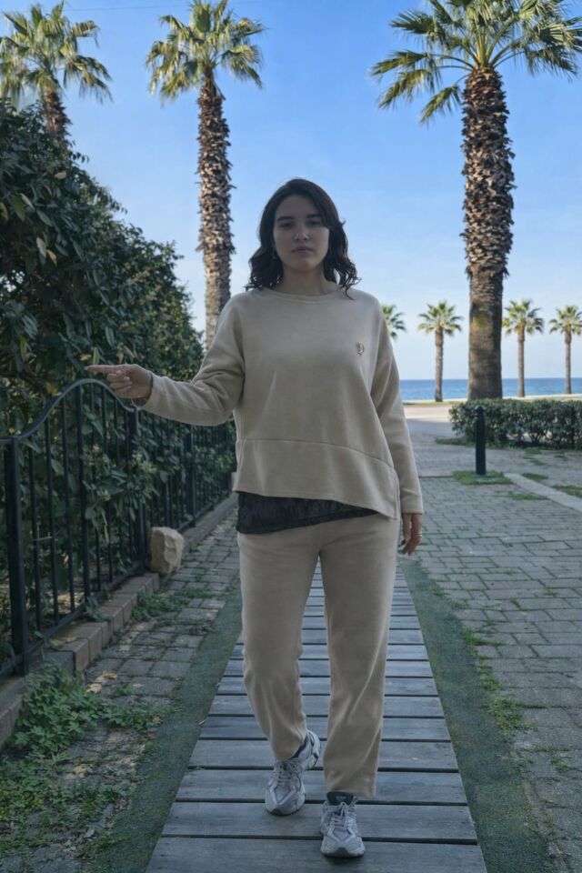 Asimetrik Detaylı Kadife Dokulu İkili Takım Bej