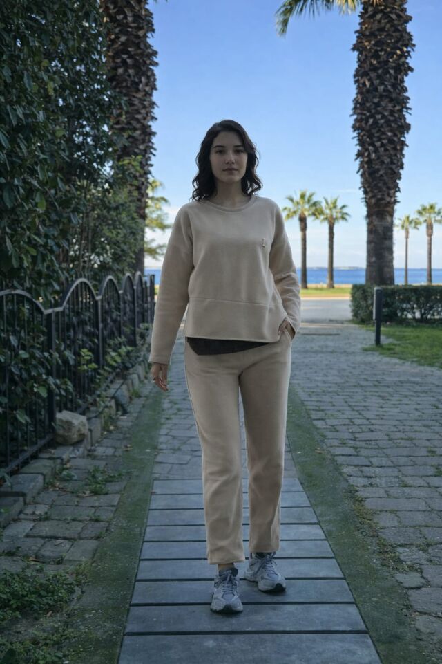 Asimetrik Detaylı Kadife Dokulu İkili Takım Bej