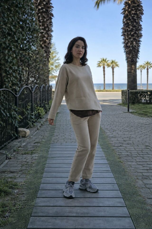 Asimetrik Detaylı Kadife Dokulu İkili Takım Bej