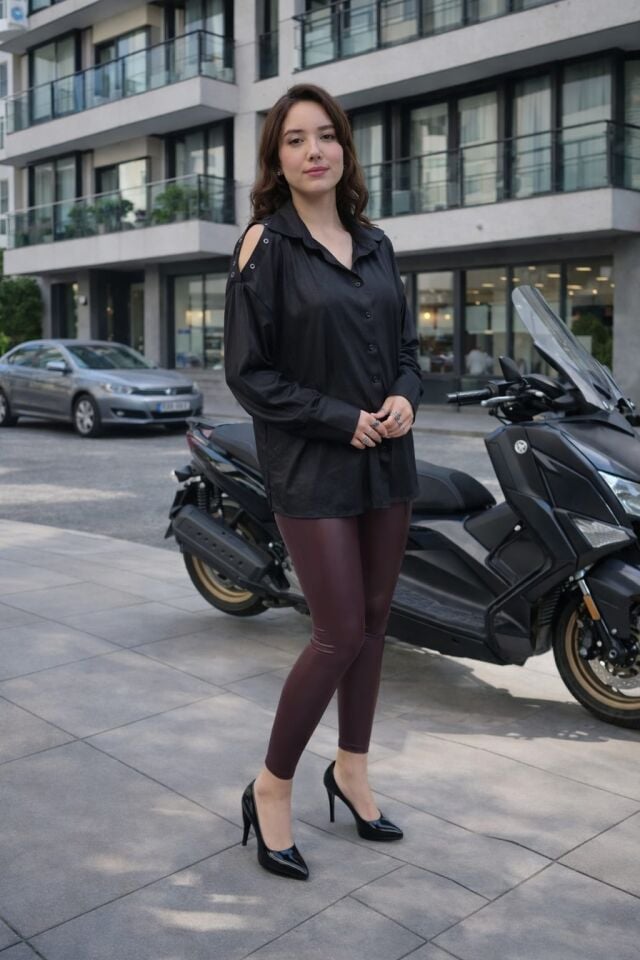 Deri Görünümlü Likralı Çıtçıt Detaylı Siyah Gömlek – Ayarlanabilir Omuz