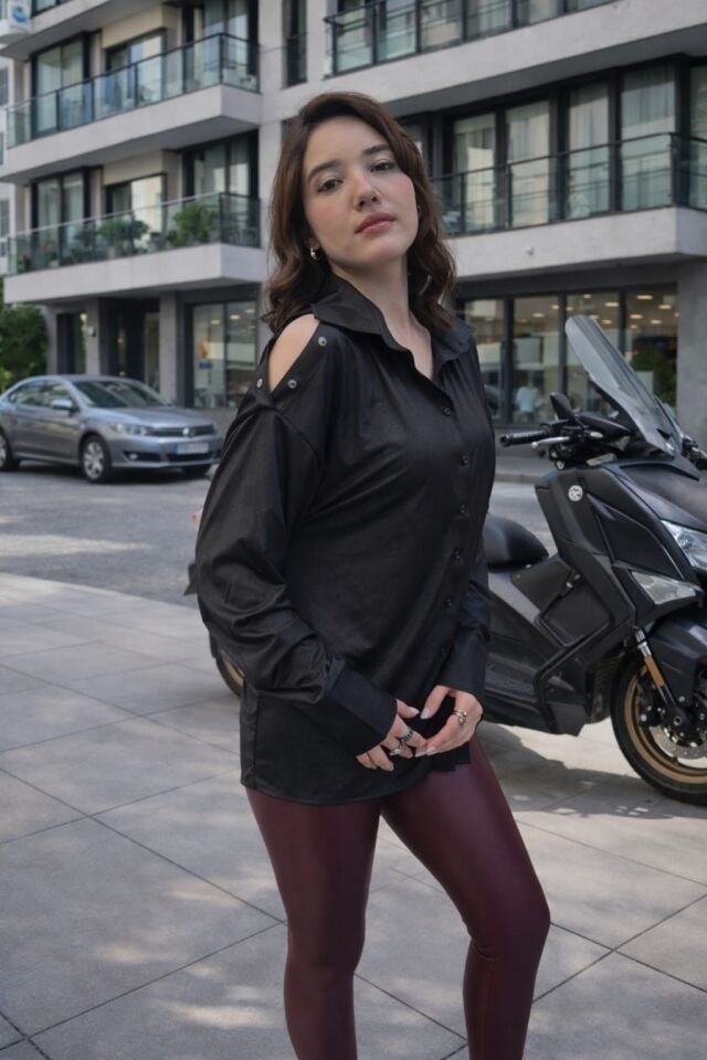 Deri Görünümlü Likralı Çıtçıt Detaylı Siyah Gömlek – Ayarlanabilir Omuz