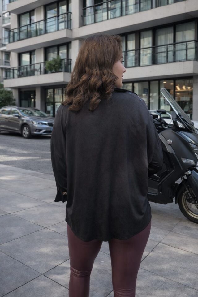 Deri Görünümlü Likralı Çıtçıt Detaylı Siyah Gömlek – Ayarlanabilir Omuz