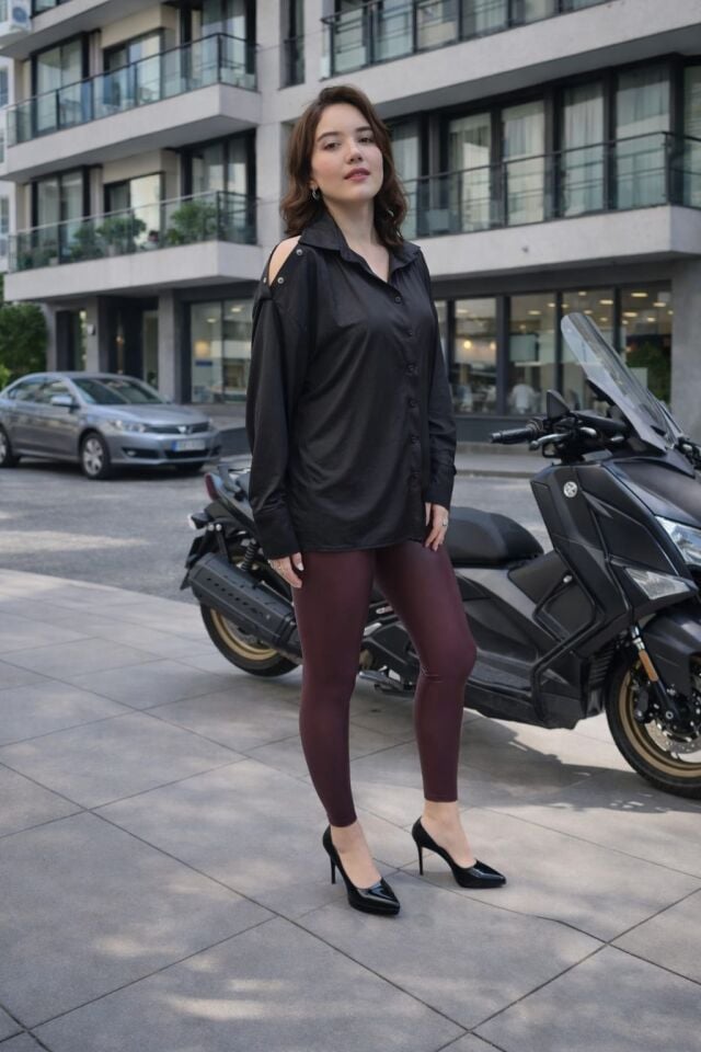 Deri Görünümlü Likralı Çıtçıt Detaylı Siyah Gömlek – Ayarlanabilir Omuz