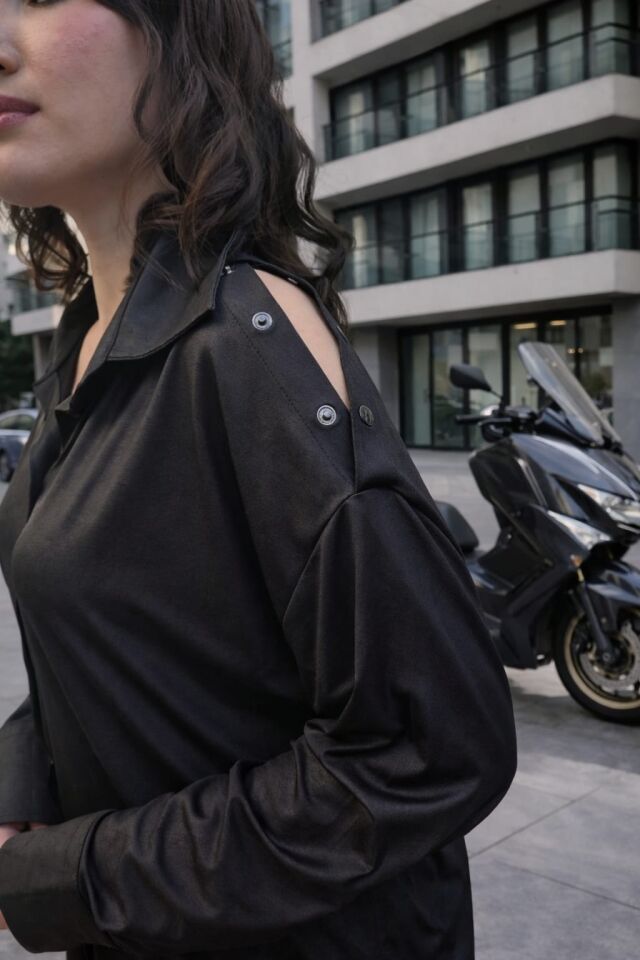 Deri Görünümlü Likralı Çıtçıt Detaylı Siyah Gömlek – Ayarlanabilir Omuz