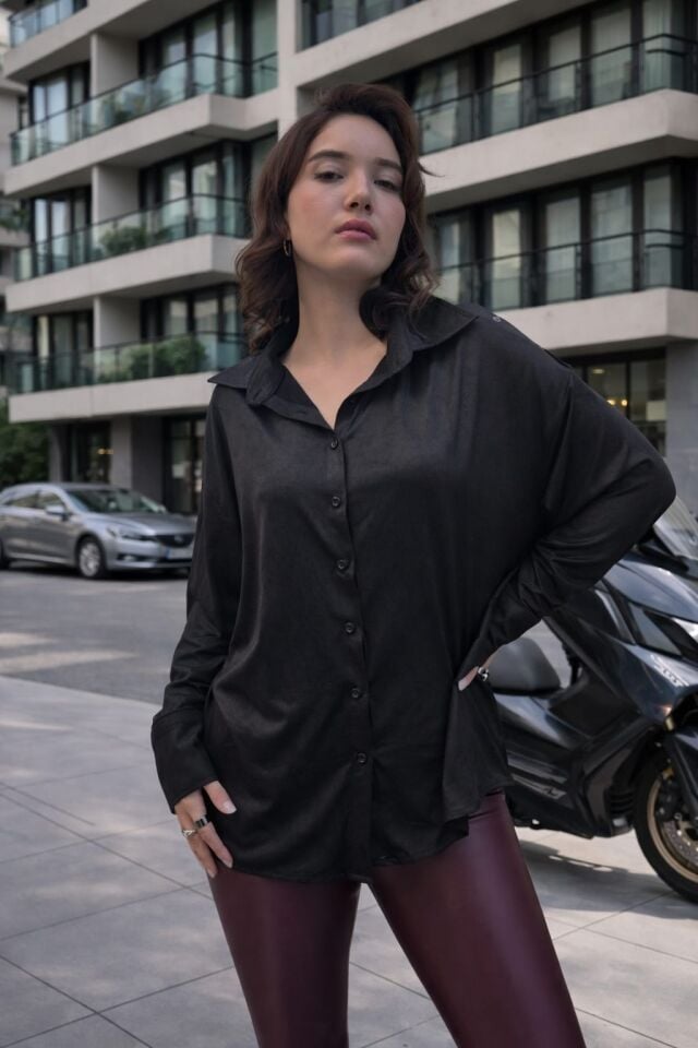 Deri Görünümlü Likralı Çıtçıt Detaylı Siyah Gömlek – Ayarlanabilir Omuz