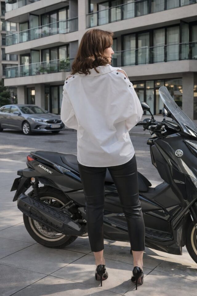 Omuzu Çıtçıt Detaylı Pamuklu Beyaz Gömlek