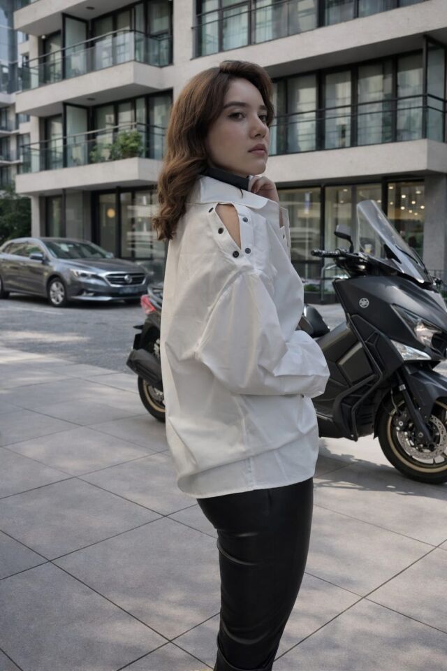 Omuzu Çıtçıt Detaylı Pamuklu Beyaz Gömlek