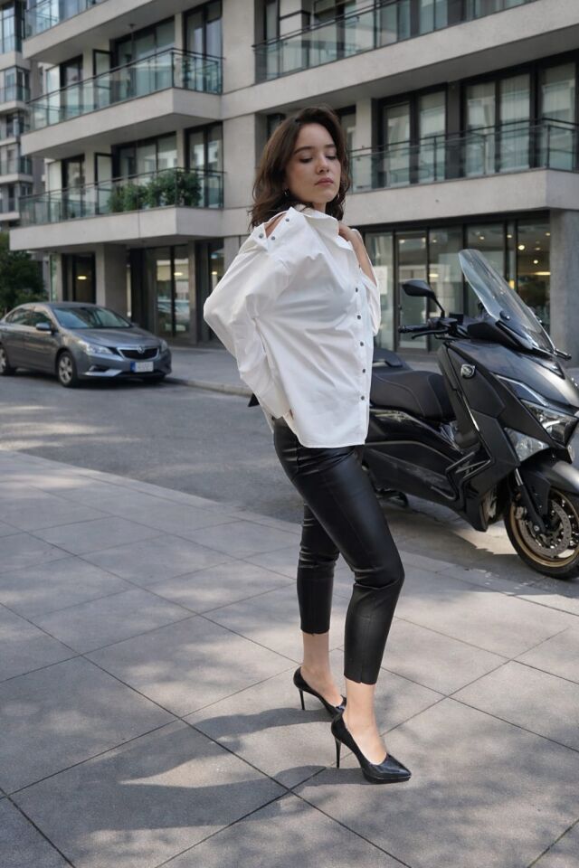 Omuzu Çıtçıt Detaylı Pamuklu Beyaz Gömlek