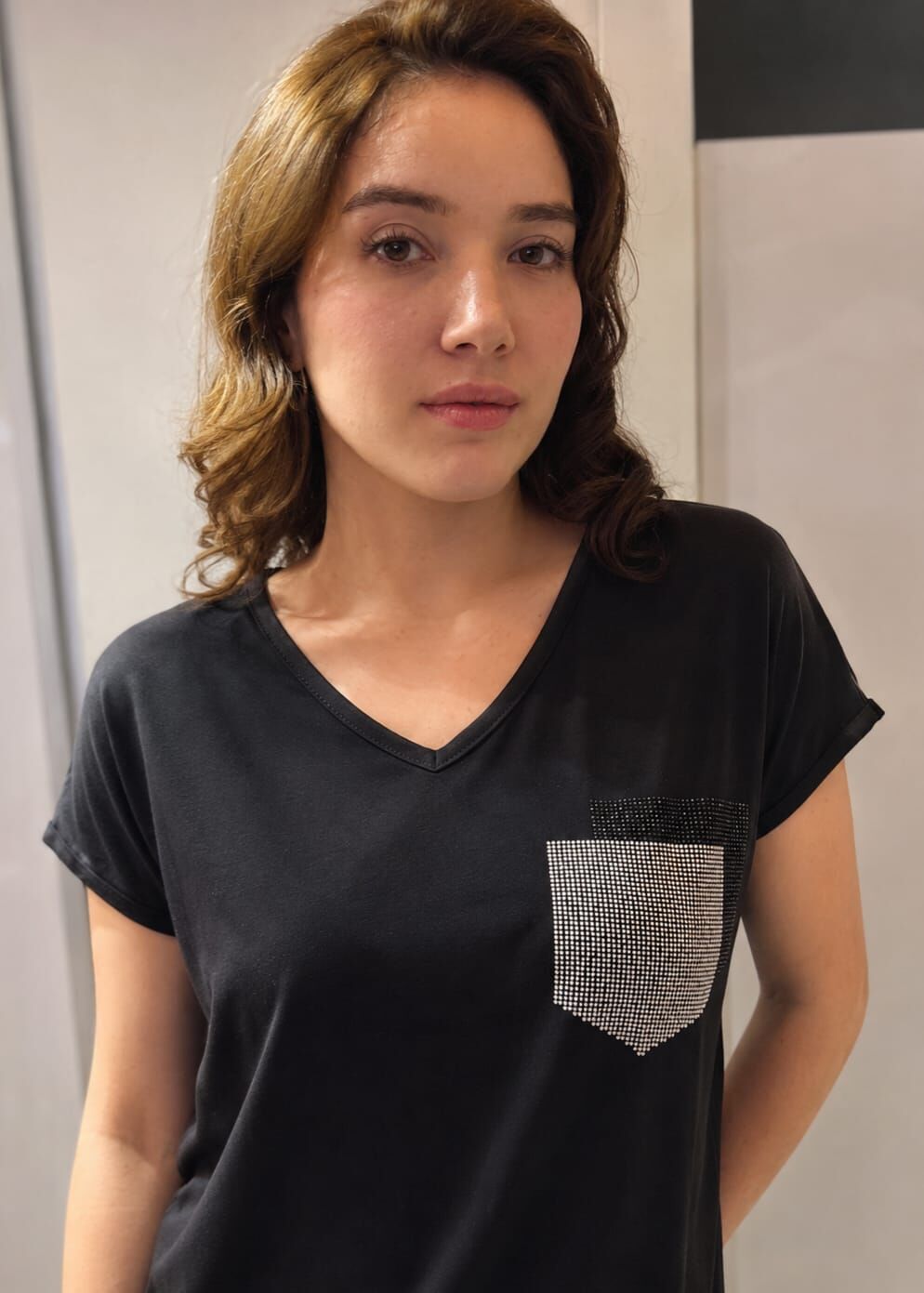 Taş Cepli V Yaka Siyah Basic Bluz