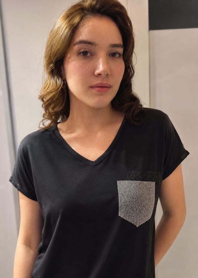 Taş Cepli V Yaka Siyah Basic Bluz