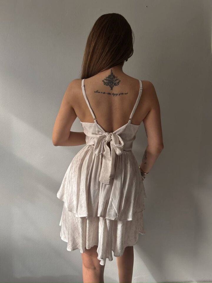 ARKASI FİYONKLU MİNİ EKRU ELBİSE