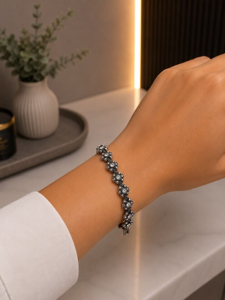 Otantik Çiçek Motifli Taşlı Bileklik