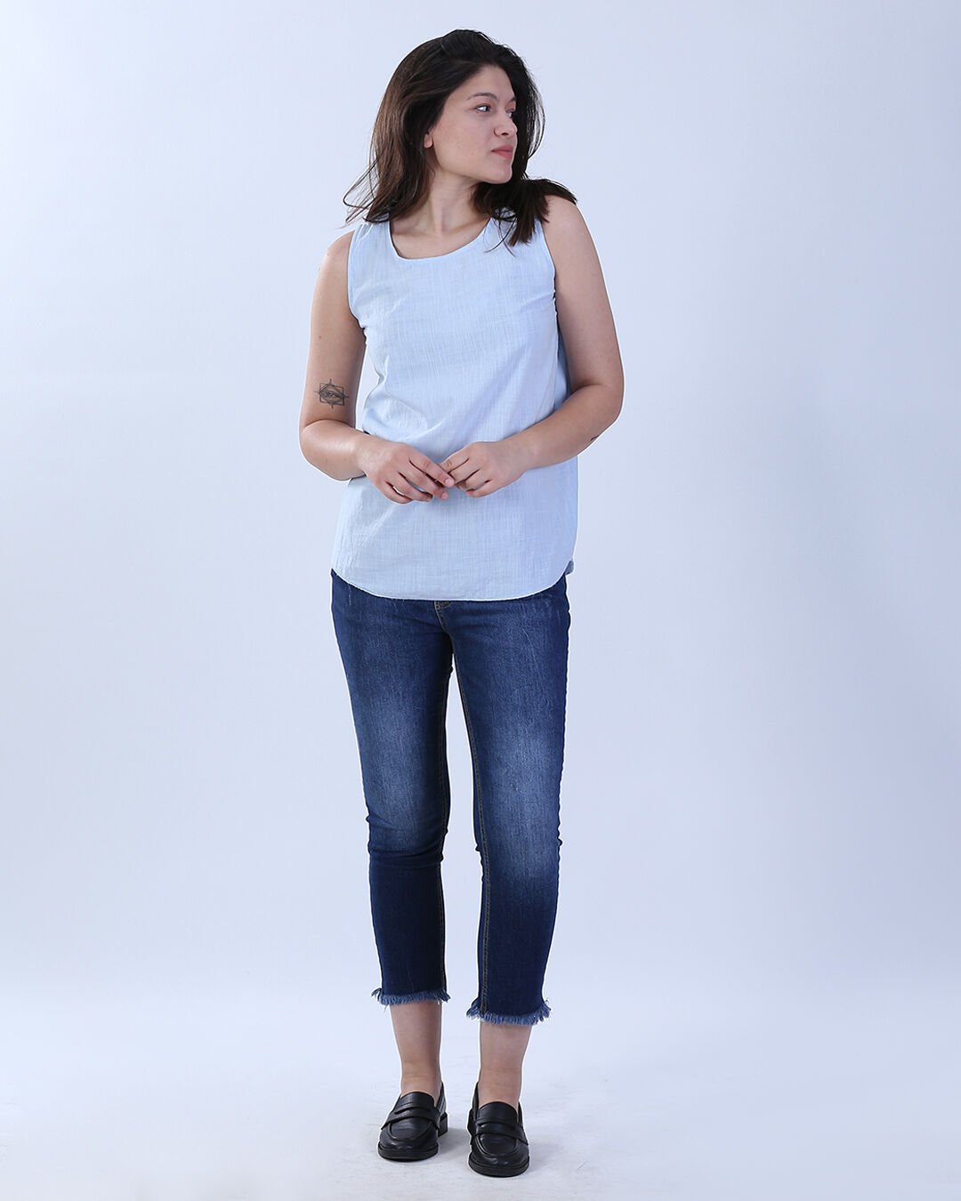 Düğmeli Arka Detaylı Açık Mavi Kolsuz Keten  Bluz