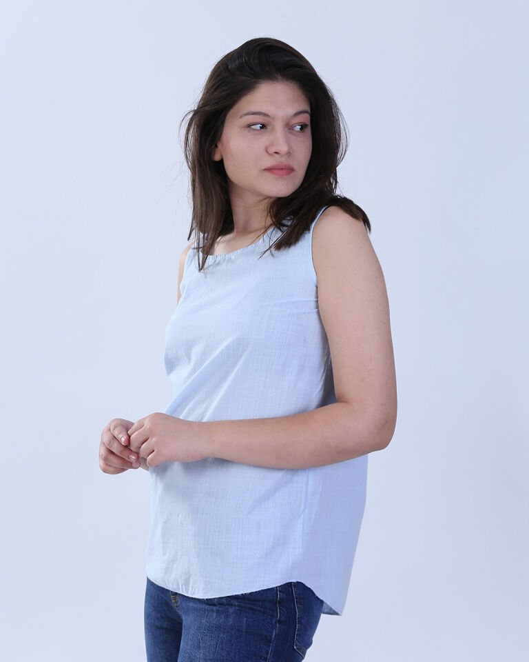 Düğmeli Arka Detaylı Açık Mavi Kolsuz Keten  Bluz