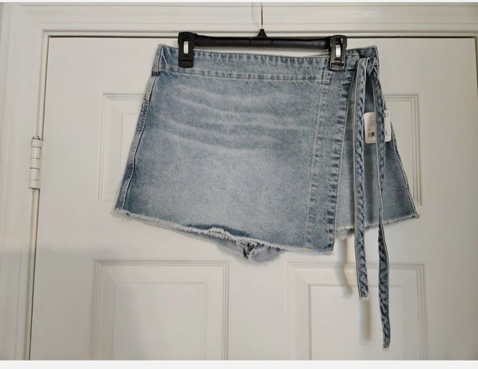 Wrap Detaylı Açık Mavi Denim Şort Etek (Dar Kalıp)