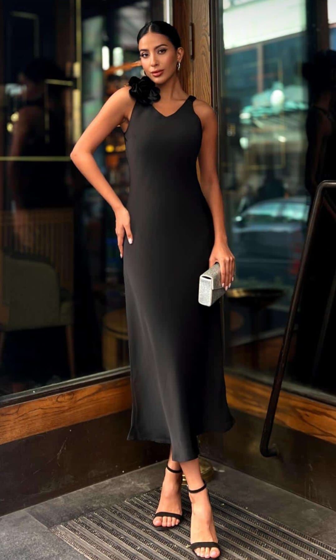 Zarif İğne Broş Detaylı Siyah Uzun Elbise