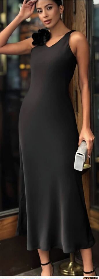 Zarif İğne Broş Detaylı Siyah Uzun Elbise